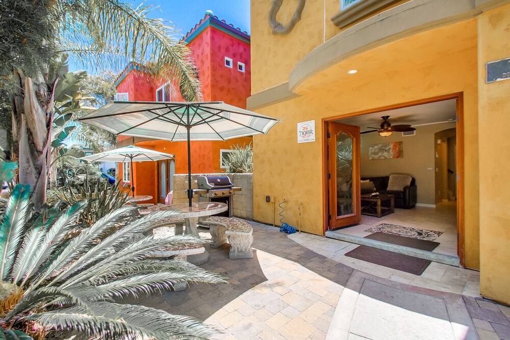 Dog-friendly duplex home close to the beach with patio, AC, WiFi & laundry