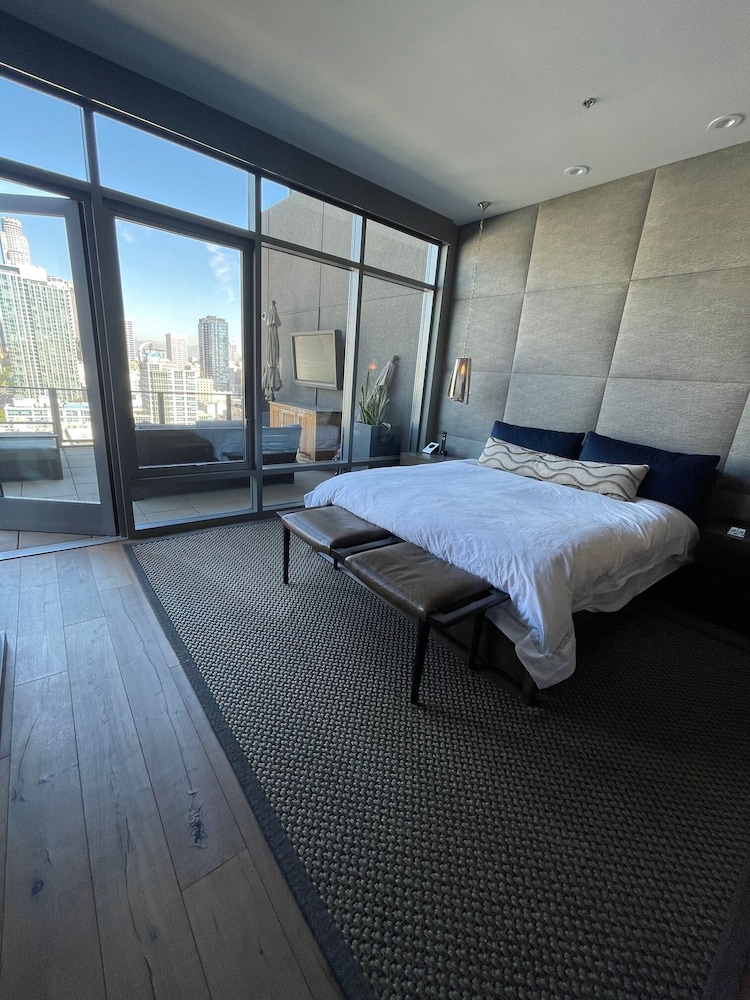 Downtown Luxury Penthouse With Private Amenities Reference: Luxury Downtown Penthouse With Amazing Views Los Angeles