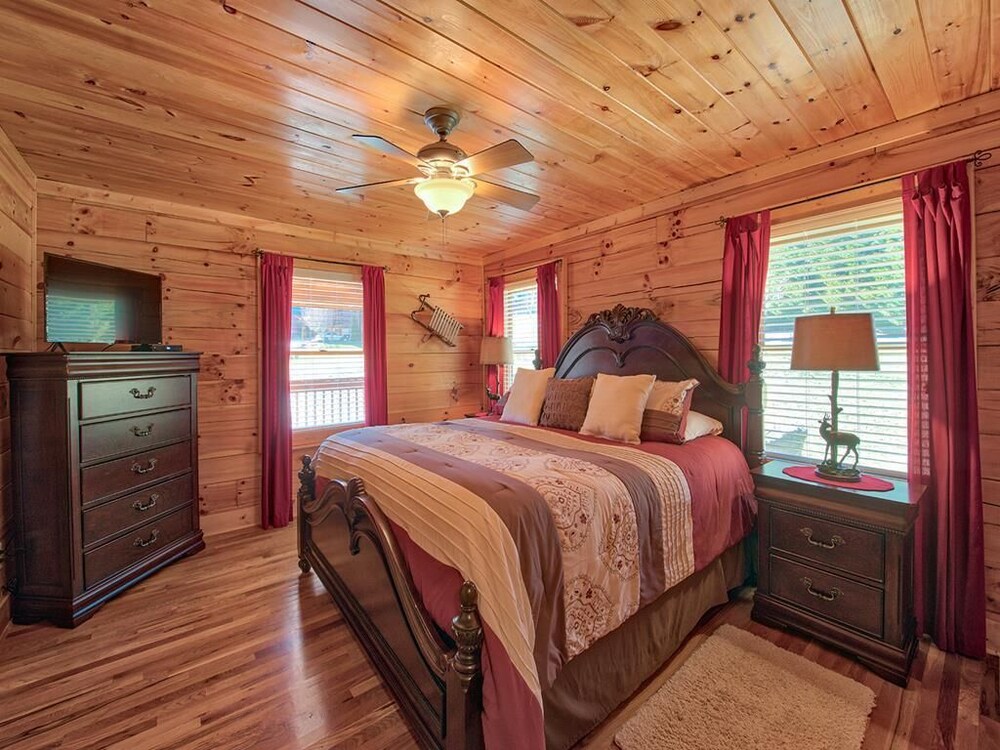 Crockett's Meadow! Hot Tub, Fast Wifi, Cable TV, Fire Pit, Gas Grill