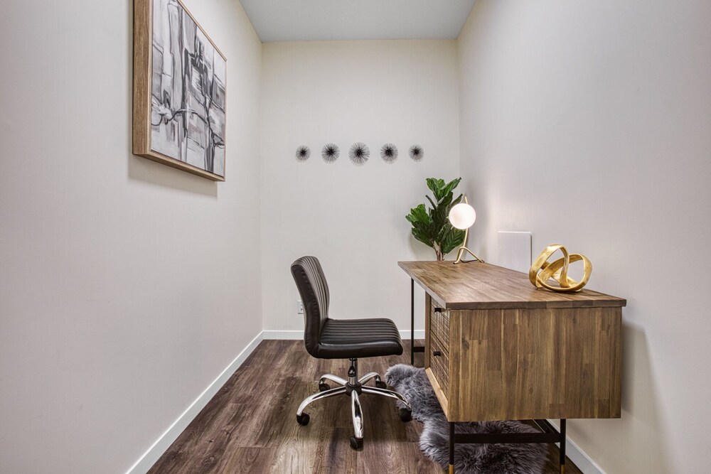 Indulge in YYC's Best! Private Den, Patio on 17th Calgary Vrbo