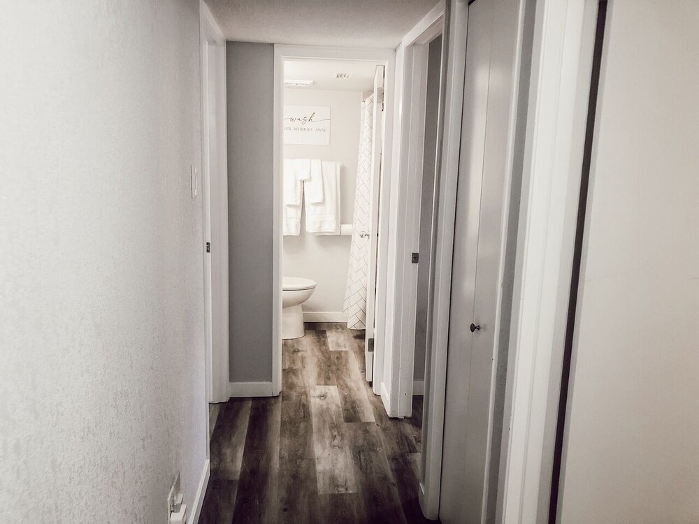 Henderson Lake Area Newly refinished Duplex. Lethbridge Vrbo