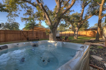 Luxury Oasis Walk to Main Hot Tub-firepit-grill
