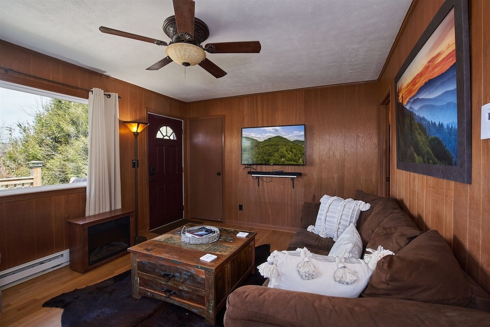 Morris Street Cottage 2BR/1BA, Just Added Central Heat and AC! Blowing Rock Vrbo