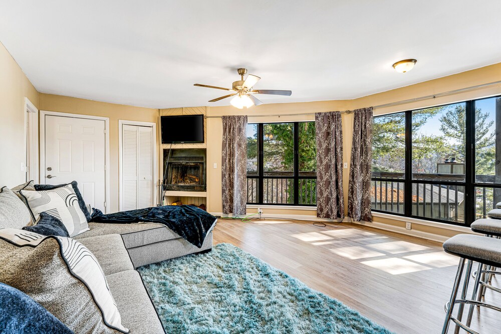 Mountainview condo with fast WiFi, fireplace, central AC & deck near