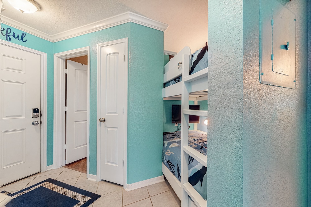 Beachfront condo with heated pool, balcony views, hot tub & W/D