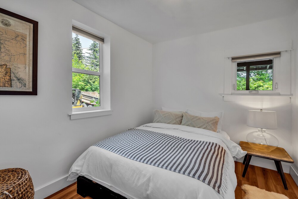 The Where We Roam Log Cabin Walk to Town with Mountain Views