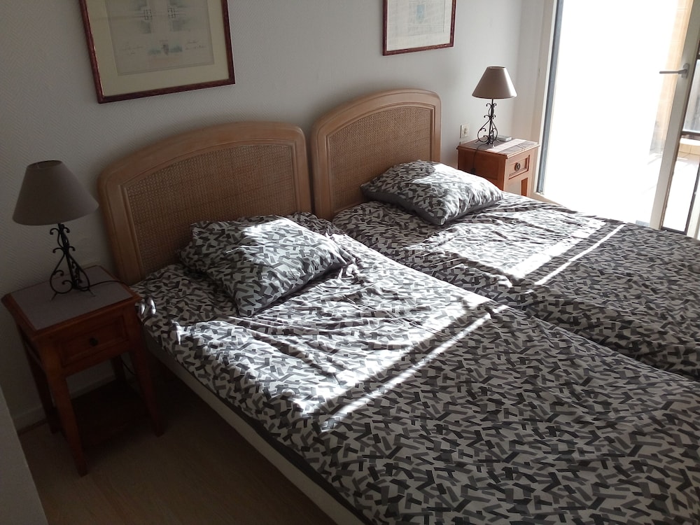 50 metres from the beach, residential apartment with 2 swimming pools