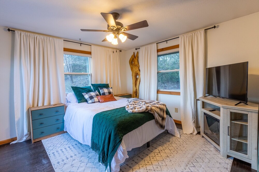 Relaxing Hot Tub by Creek, Fire Pit Near Smokey Mountain National Park