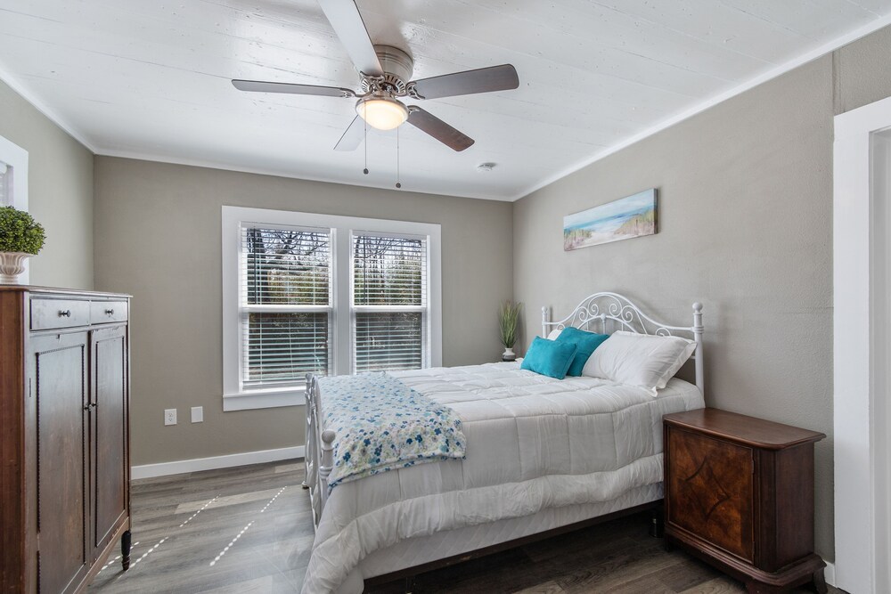 Pet Friendly, beautiful historical home 1 mile from downtown