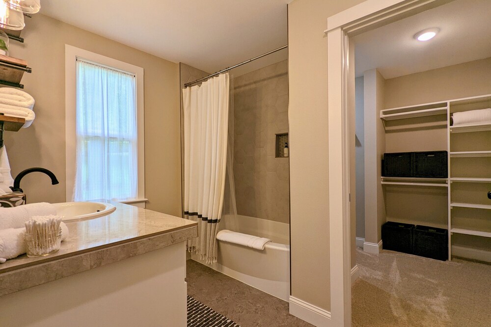 The Greenhouse A Picturesque PetFriendly Home WalkFriendly to