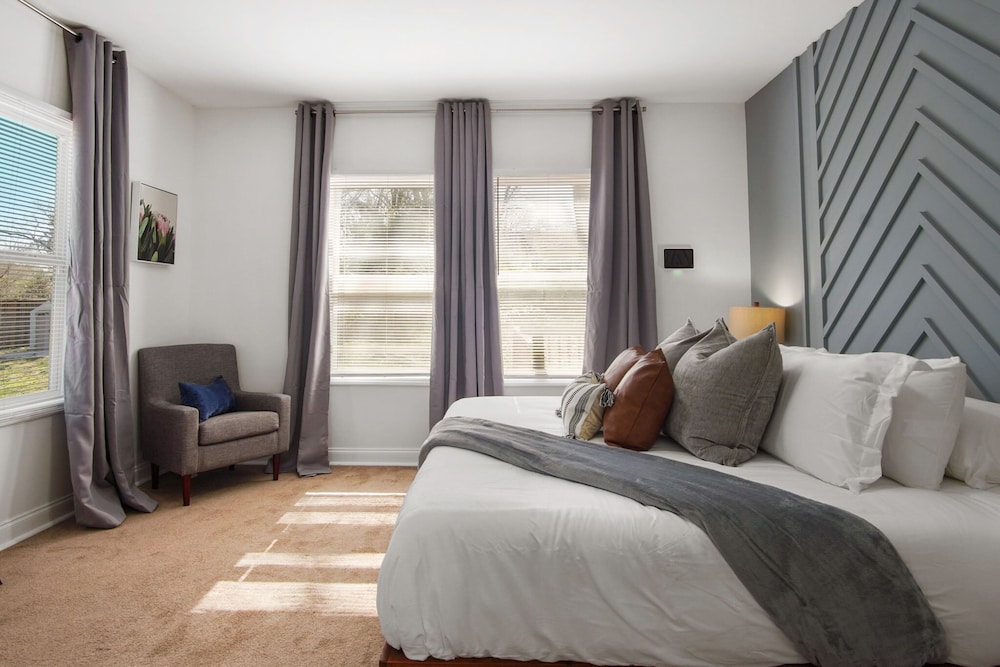 Charming 3BR Bungalow w/ deck Mins to Downtown Atlanta Vrbo