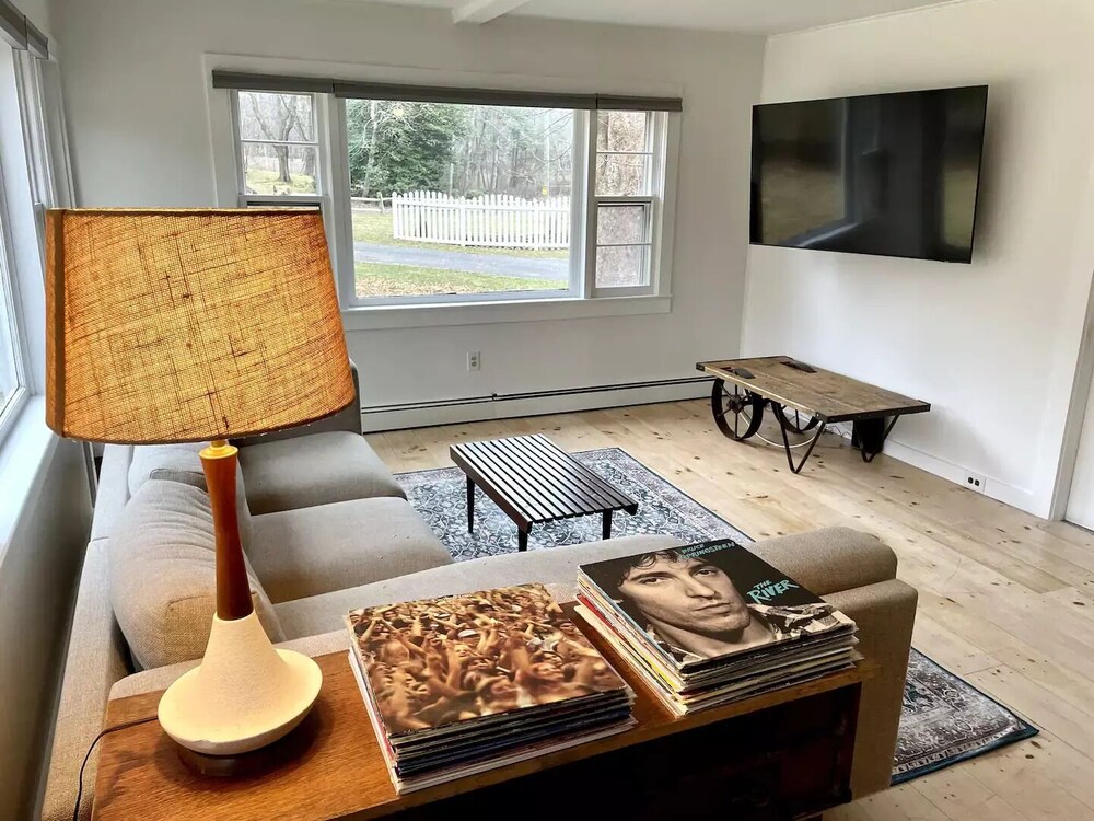 Cottage on private road and 5min walk to beach Southold Vrbo