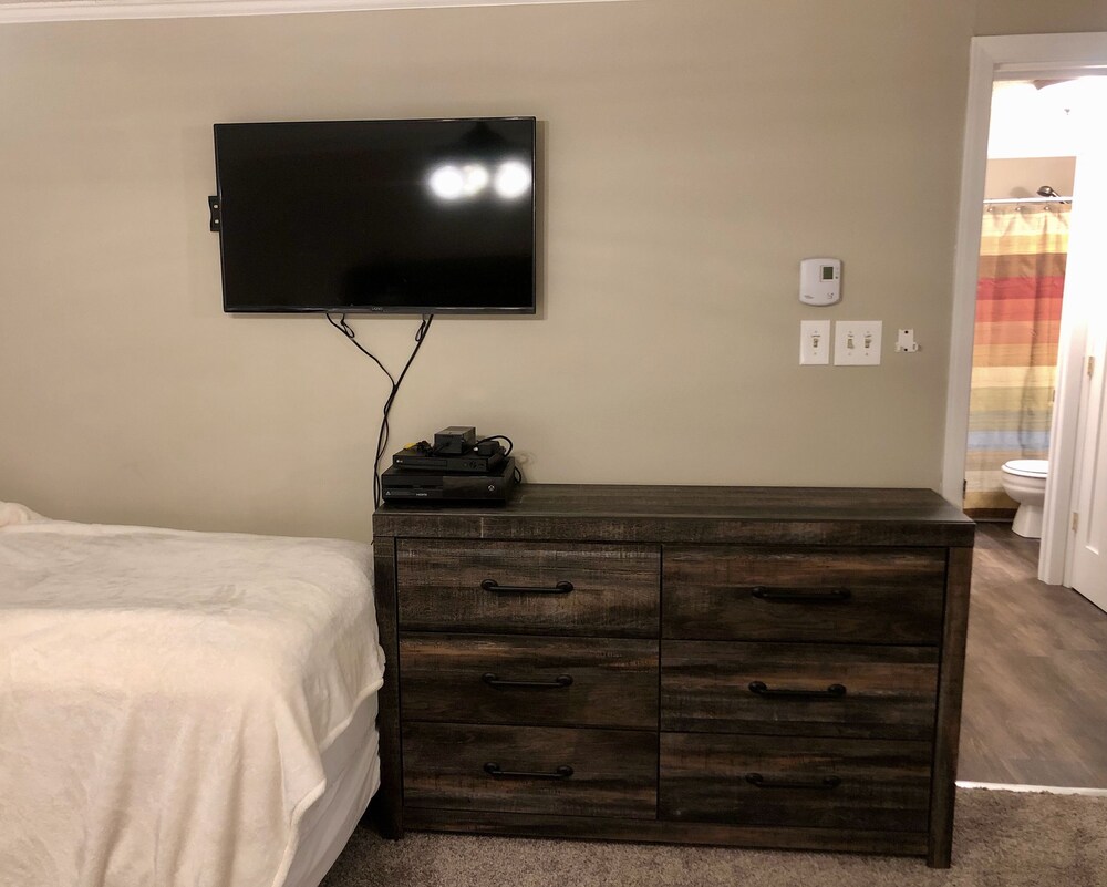 2BDR SlopeSide Renovated FamilyFocused at Village Sleeps 7