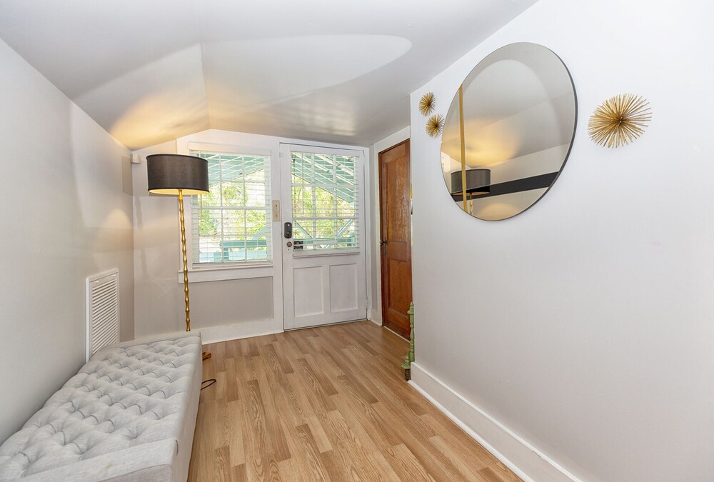 A 1 bedroom 1 futon1 bath upstairs of The HH & downstairs is separate to rent. Bainbridge Vrbo