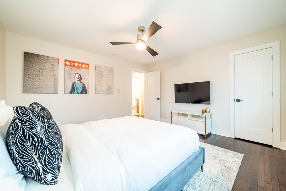 Sophisticated Modern Home near NoDa, by Mansion™ Charlotte Vrbo