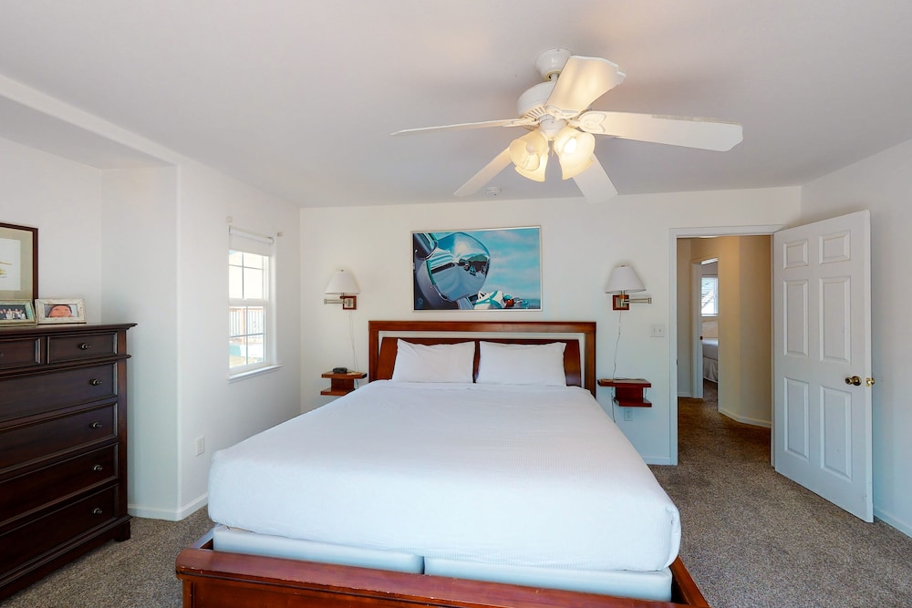 Dogfriendly home w/shared hot tub, spa, pool + WiFi, central AC Bass