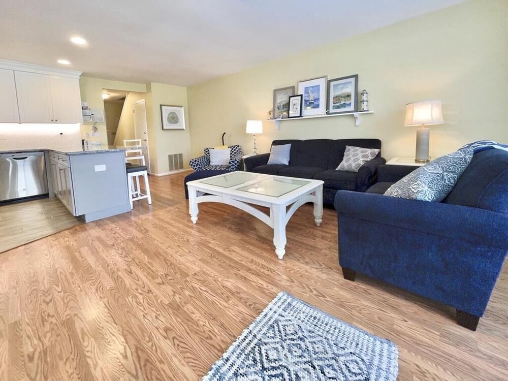 Remodeled Cambridge Green unit with pool access Avalon Vrbo