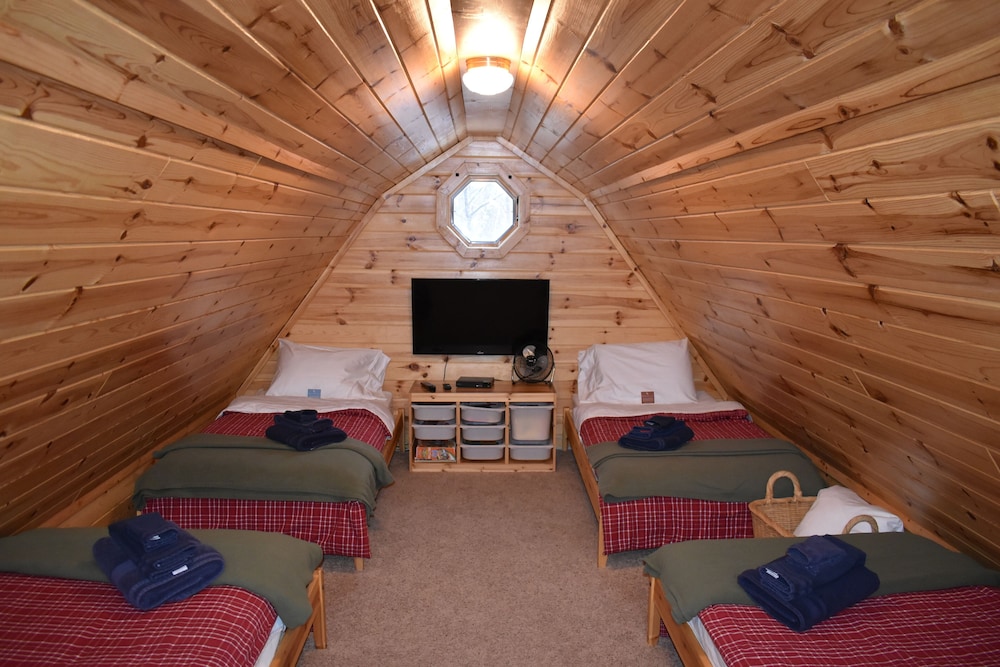 Slim Lake Escape Swim/Fish with Year Round Views! Stone Lake Vrbo