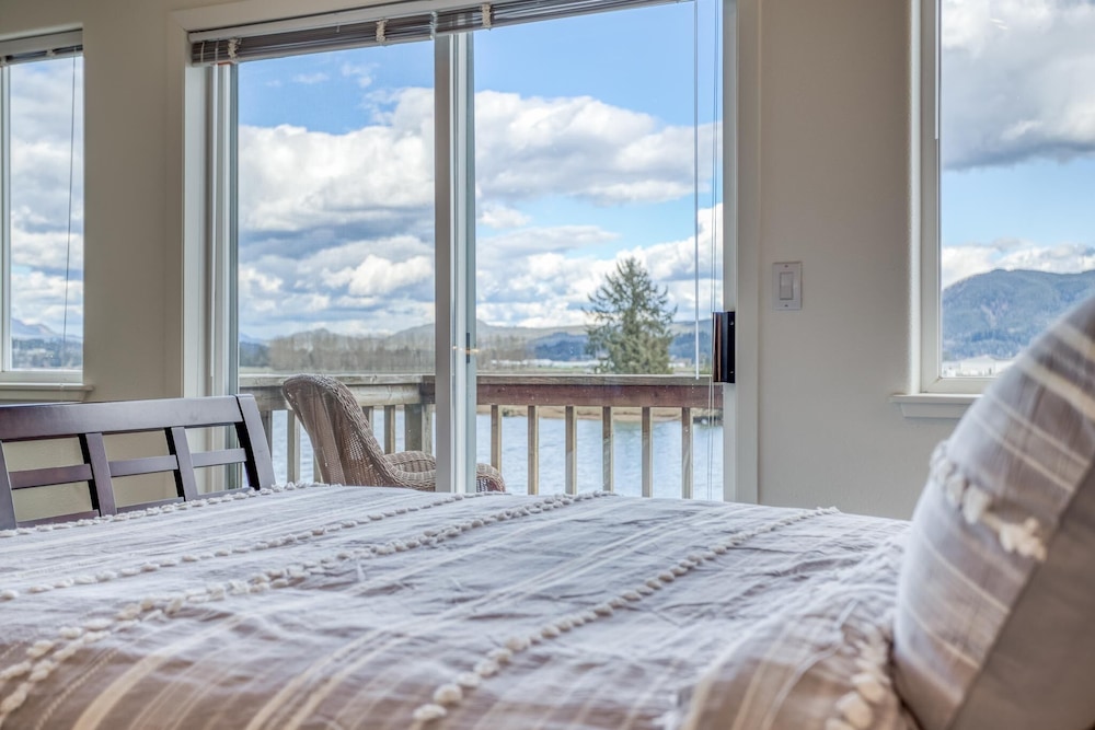 Nehalem Riverfront Home has Private Dock, Ten Minutes to the Beach in