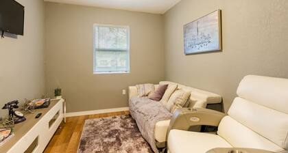 Cute Cozy Bungalow Down Town Jacuzzi