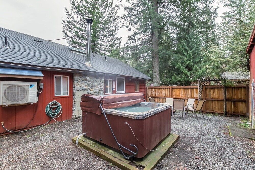 Chester Cbin Cozy rustic cabin with hot tub & AC! Pet Friendly BY