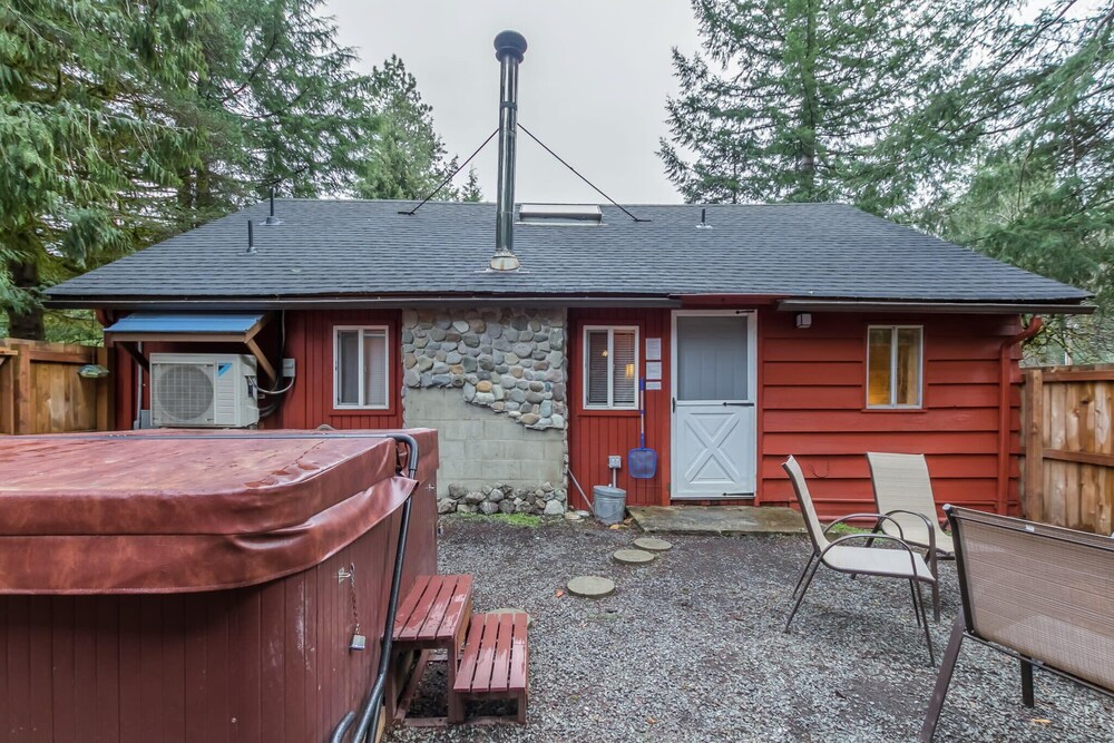 Chester Cbin Cozy rustic cabin with hot tub & AC! Pet Friendly BY