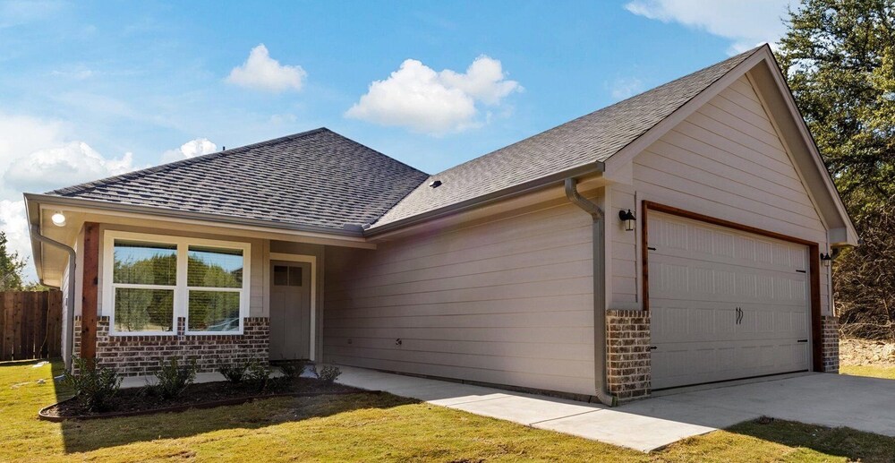 BEAUTIFUL NEW LAKESIDE COMMUNITY HOME Granbury Vrbo