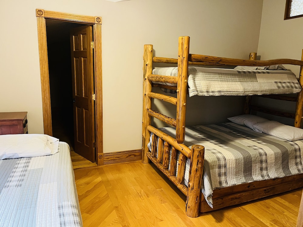 Beautiful, 5 bedroom, waterfront property on Cayuga lake! Town of Ledyard Vrbo