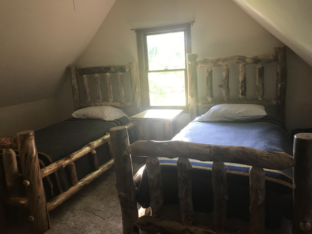 Hocking Hills Cabin comes with 3 "Wild Cats"... Hocking County Vrbo