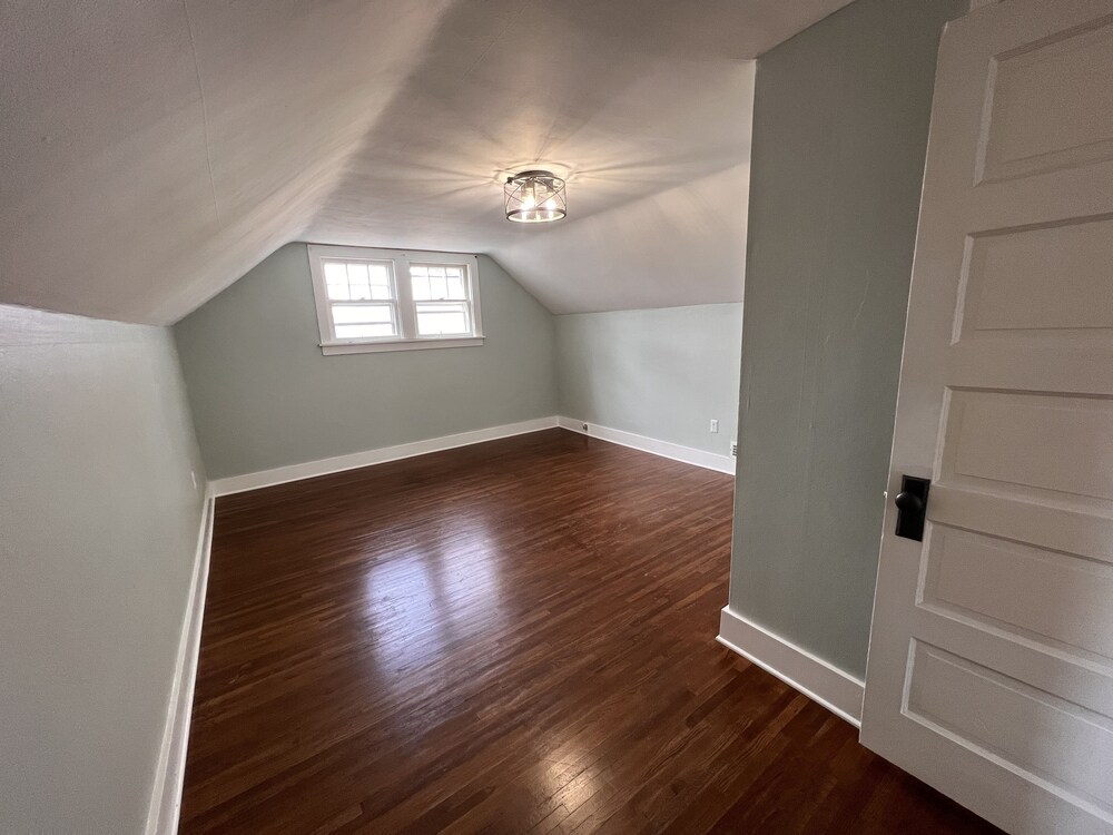 Updated 1 Bedroom that allows pets perfect for healthcare travelers