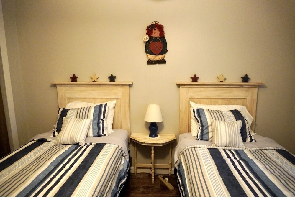 River Time Cottage Get Away! 1/2 Mile from Current River! Van Buren