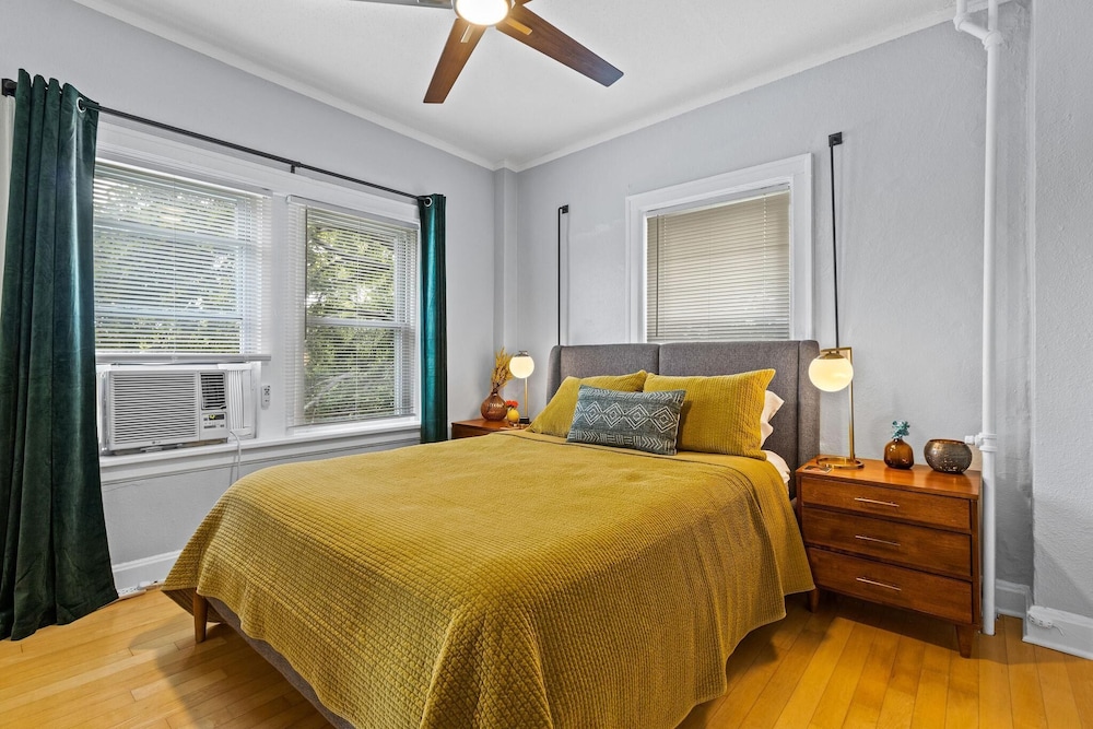 Condo Walkable to the Plaza! Kansas City Vrbo