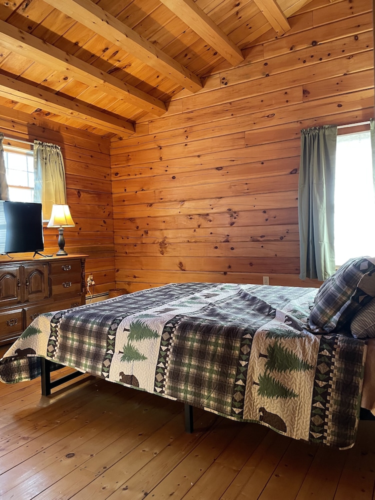 Log Cabin 1.6 Miles from Newfound Lake! Pet Friendly! Sleeps up to 10