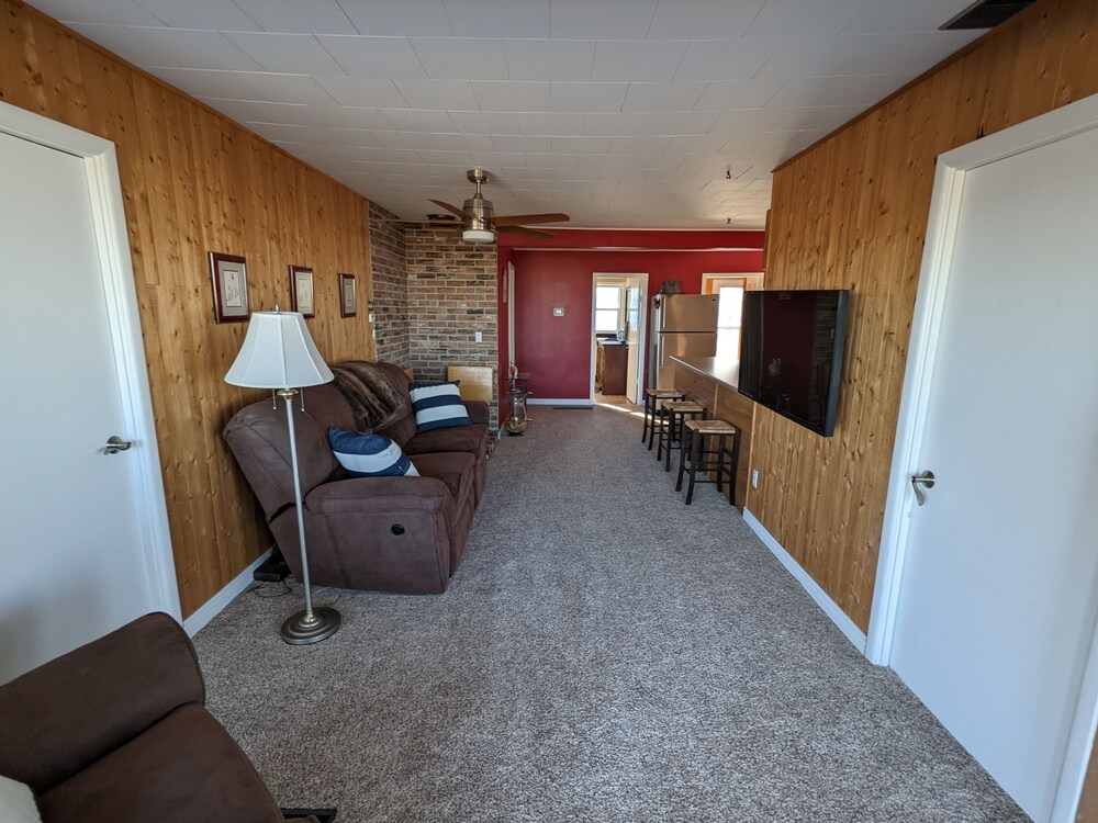 Cozy 3 bedroom lakefront cottage on private road Pointe aux Roches Vrbo