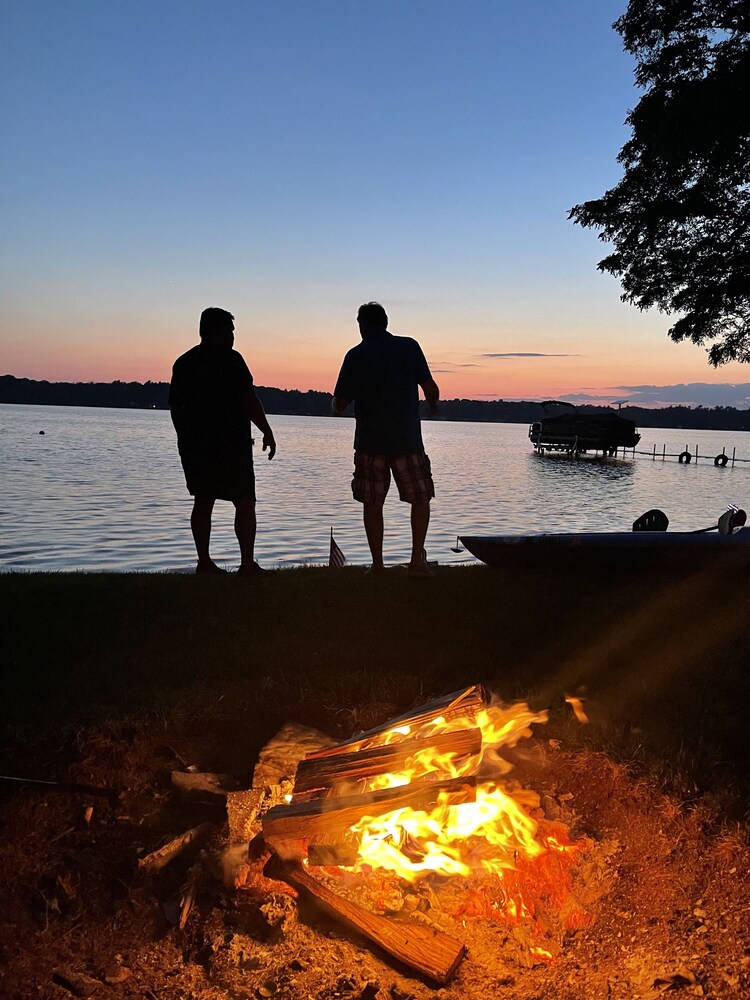 Sunshine Cottage on 100’ of sandy Otsego Lake. Gaylord, Mi. Boat, golf