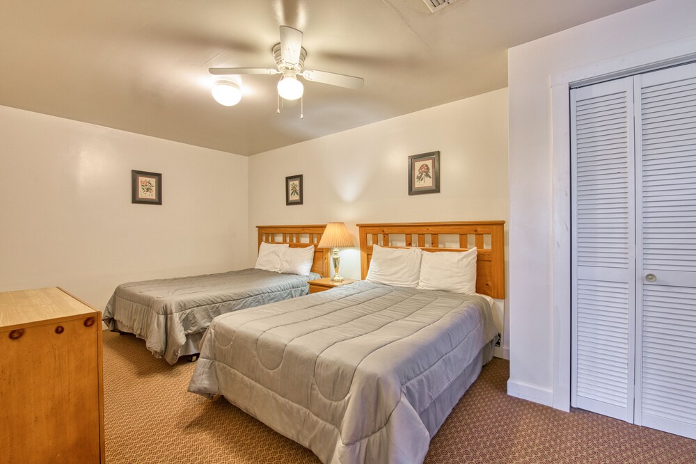 Dogfriendly condo with onsite golf and lakeside pool 500 ft. from