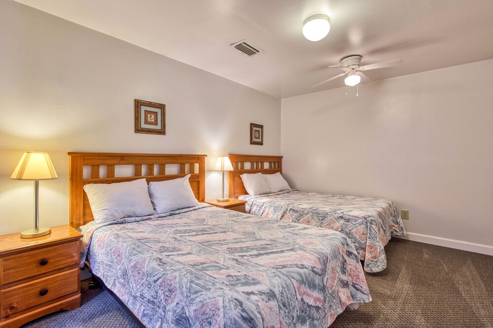 Dogfriendly, lakeview home with shared pool, tennis, WiFi