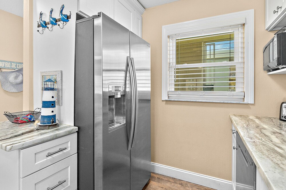 Oceanfront renovated condo with corner balcony, pool, spa