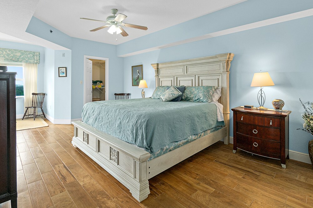 Spacious & dogfriendly condo across from the beach pools, spas