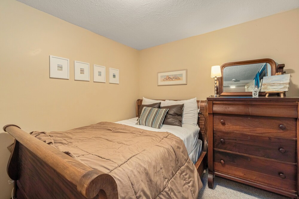 Riverfront cabin on the Betsie with private dock, kayaks & bikes 2