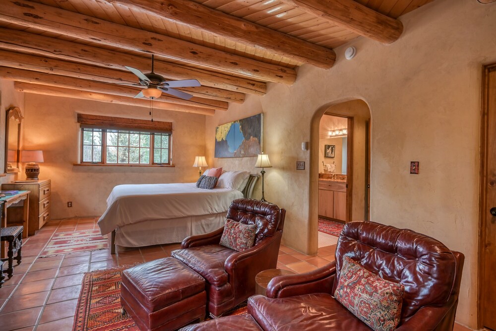 Alfred’s Hacienda & Casita dogfriendly retreat w/ hot tub & 4 kiva
