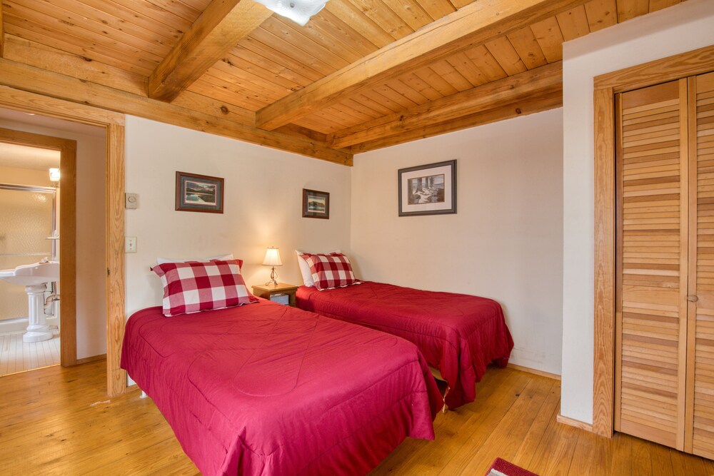 Charming rustic cabin with spacious deck, pool access, and free WiFi