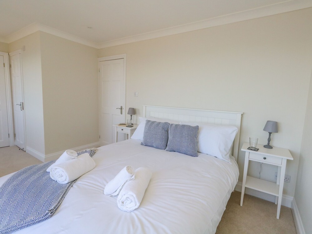 CASTLE COVE COTTAGE, pet friendly, with a garden in Weymouth Weymouth