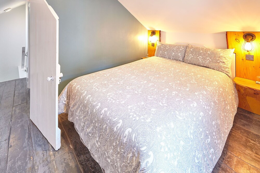 Albion Cottage, your cosy cottage sleeping 4 & only a few minutes walk