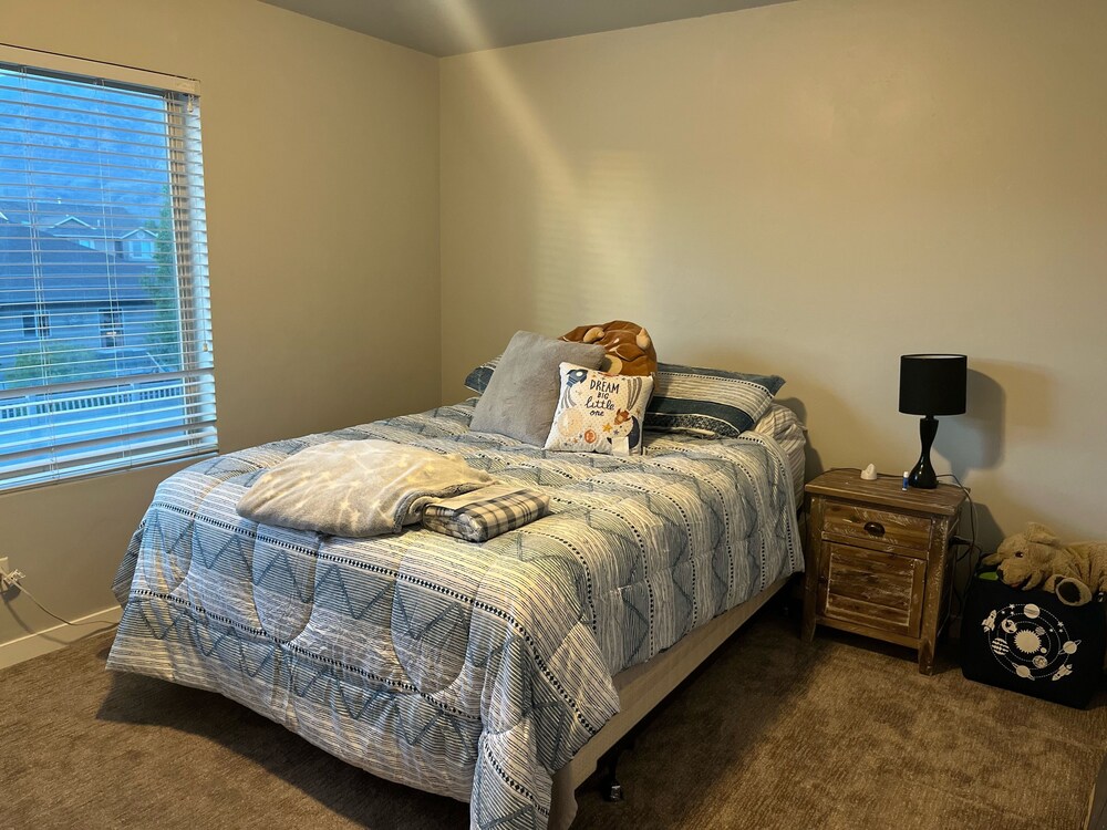 Entire home trampoline, fire pit, play area, near freeway! Lindon