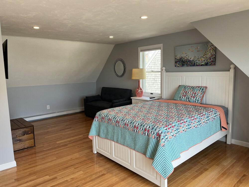 41 Tupper Ave Renovated Petfriendly Home, .3 Miles to Beach, Prime