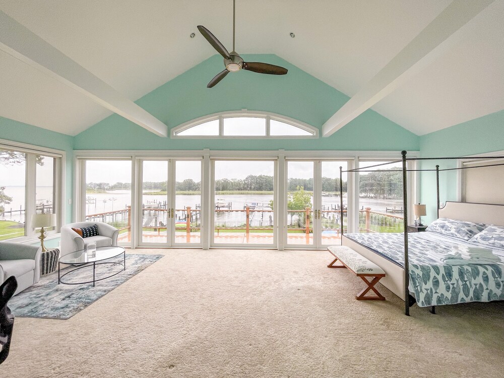 Waterfront 4 BR home with private pier and boat dock Grasonville