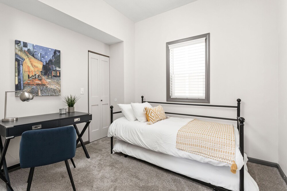 SunnyBlue Indy Downtown ranch 2 miles Lucas Stadium 4 BR 3 kings, 3 bath Indianapolis Vrbo