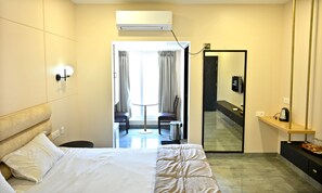 Deluxe Room | Egyptian cotton sheets, premium bedding, desk, iron/ironing board