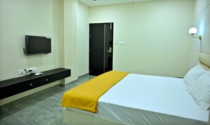 Classic Room | Egyptian cotton sheets, premium bedding, desk, iron/ironing board